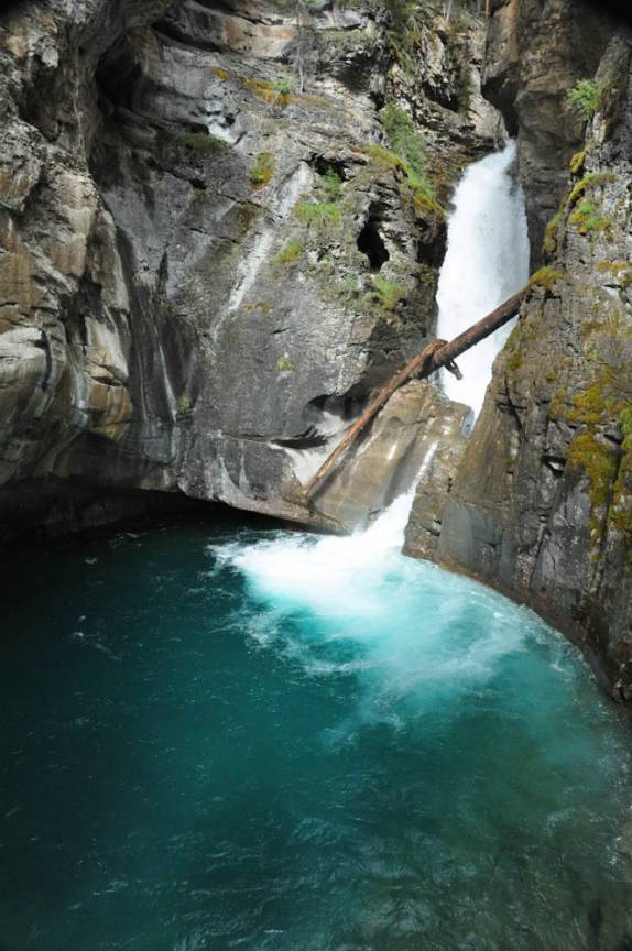 Água azul e cachoeiras no Johnston Canyon, no Banff National Park, em Alberta, no Canadá